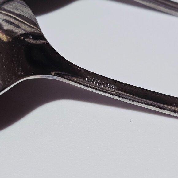 2 Oneida Distinction Serving Spoons 8" stainless glossy 2000s vtg MCM - Picture 7 of 7